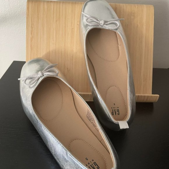 Shimmering Silver Kids' Ballet Flats - GAP Size 5 - Perfect for Any Occasion - Picture 3 of 5